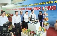 Chủ tịch UBND tỉnh Vĩnh Long Trần Trí Quang (thứ 2 từ phải qua) cùng lãnh đạo tỉnh tham quan khảo nghiệm sản phẩm tiêu biểu tại Hội nghị công bố điều chỉnh Quy hoạch tỉnh Vĩnh Long (Ảnh: P.V)