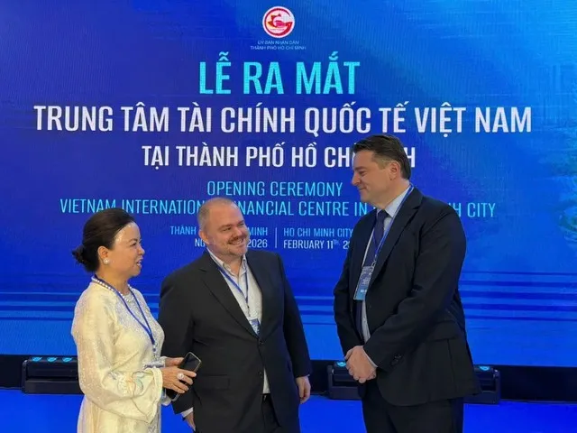 Ông Colin Mullins, Tổng giám đốc điều hành VPAM (bìa phải) với các doanh nghiệp tại Lễ ra mắt VIFC sáng 11/2