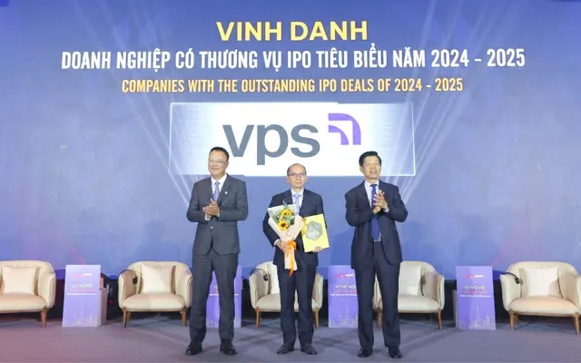 Ông Lê Minh Tài (giữa), Tổng Giám đốc VPS nhận giải thưởng “Doanh nghiệp có thương vụ IPO tiêu biểu 2024-2025”