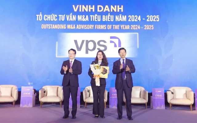 Bà Trần Thị Bảo Ngọc (giữa), Giám đốc Khối Dịch vụ Ngân hàng Đầu tư VPS nhận giải thưởng “Tổ chức tư vấn tiêu biểu 2024-2025”