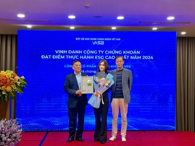 Đại diện VPS (giữa) - bà Bùi Thị Thu Hà, Phó giám đốc Khối Quản trị Trải nghiệm khách hàng nhận chứng nhận Synesgy từ VASB.