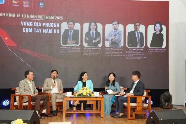 Các doanh nhân chia sẻ tại Phiên đối thoại Diễn đàn kinh tế tư nhân 2025 tại An Giang.