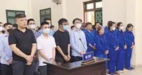 Nguyễn Minh Thành (áo đen, ngoài cùng bên trái) và nhóm đồng phạm bị đưa ra xét xử