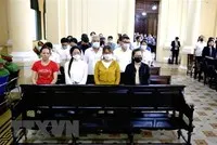 Các bị cáo (tại ngoại) tại phiên tòa sáng 6/6/2023. (Ảnh: Thành Chung/TTXVN)