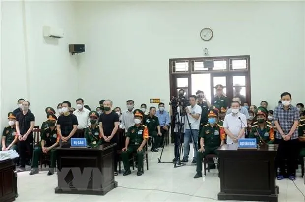 Các bị cáo trình diện trước Hội đồng xét xử. (Ảnh: Kim Anh/TTXVN).