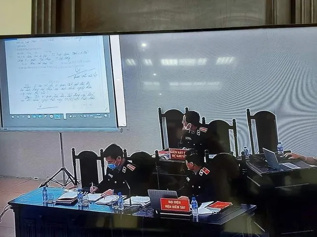 Tòa trình chiếu công bố lời khai của bị cáo Vũ tại cơ quan điều tra.