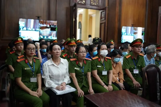 Bị cáo Trương Mỹ Lan (áo trắng) tại toà.