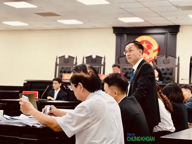 Một luật sư bào chữa của bị cáo Đỗ Thành Nhân chất vấn bị cáo Đỗ Đức Nam về một số lời khai mâu thuẫn của bị cáo Nam (Ảnh: H.Y)