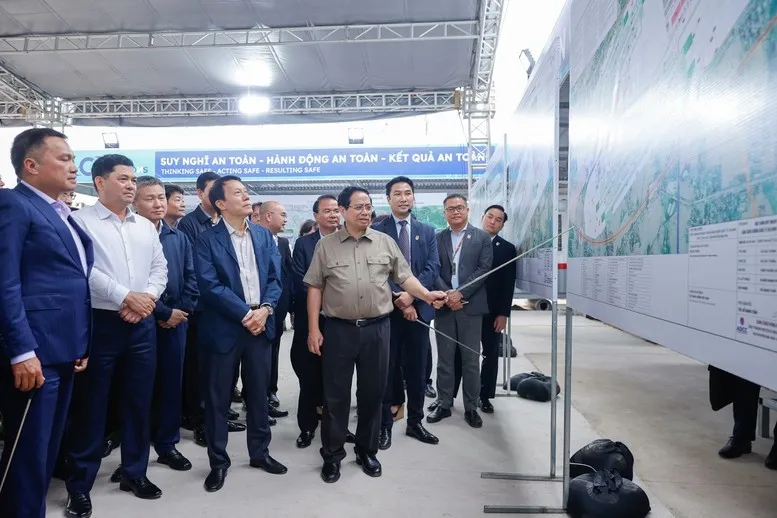 Thủ tướng nghe báo cáo về thi công dự án Cảng hàng không quốc tế Gia Bình (nhà ga VIP) tháng 3/2026 - Ảnh: VGP.