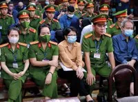 Bị cáo Đỗ Thị Nhàn (thứ 2, từ phải sang) tại phiên tòa