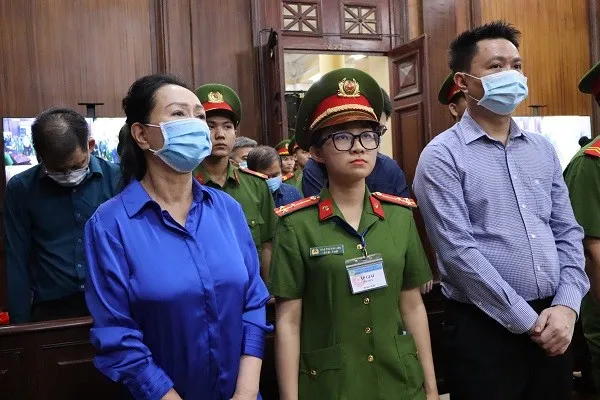 Bị cáo Trương Mỹ Lan (ngoài cùng bên trái) cùng các bị cáo khác tại toà.