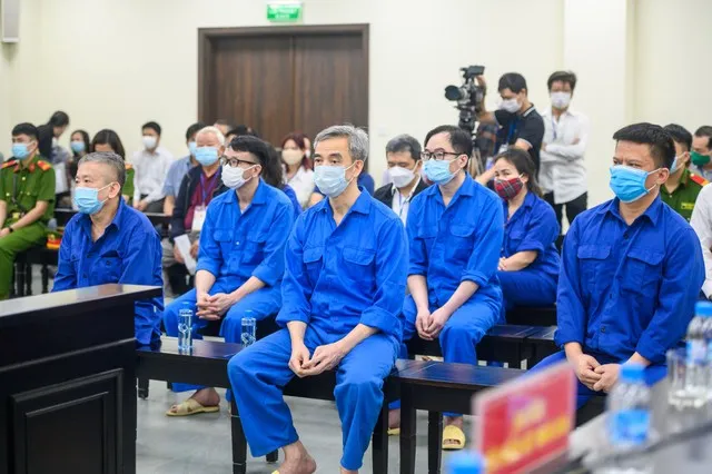 Ông Nguyễn Quang Tuấn và các đồng phạm tại phiên xử sáng 17/4.