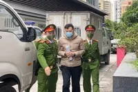 Bị cáo Lê Quang Hào bị dẫn giải đến tòa.