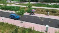 Nhà đầu tư đi xem đất vùng ven. Ảnh: Dũng Minh.