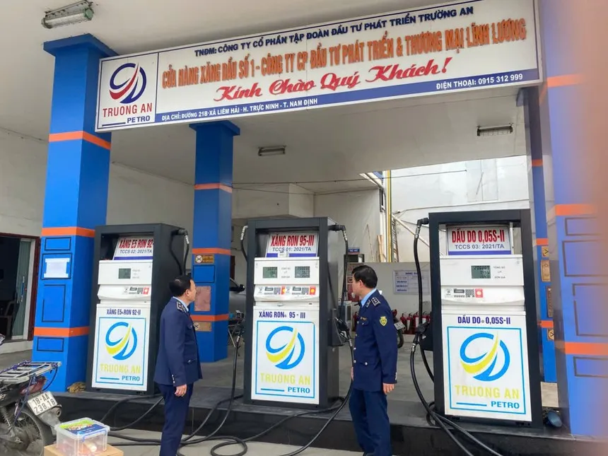Đội QLTT số 7 Kiểm tra tại cửa hàng xăng dầu số 1 tại xã Ninh Giang, Ninh Bình 