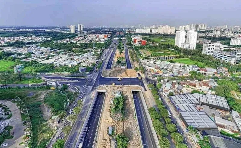 Đường Nguyễn Văn Linh hiện có dải phân cách lớn ở giữa nên việc xây dựng đường trên cao sẽ thuận lợi vì không phải giải phóng mặt bằng - Ảnh: L.Q