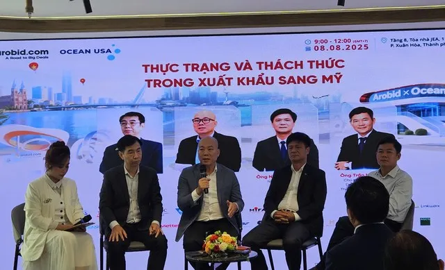 Các diễn giả trao đổi tại Tọa đàm.