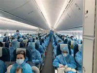 Công dân Việt Nam trên một chuyến bay giải cứu. (Ảnh: TTXVN phát)